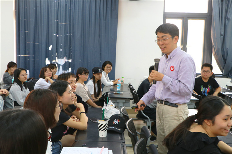171029梁老师与同学们近距离交谈问题 罗瑜靖.JPG