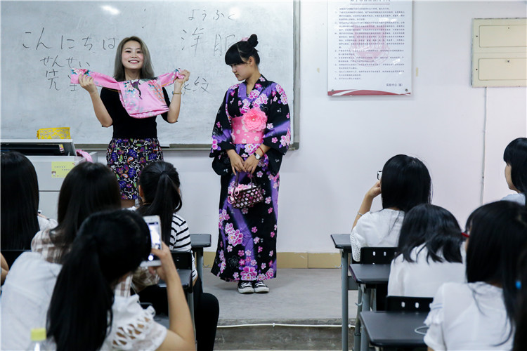 20160504我院学子体验和服穿搭 感受日本文化魅力 叶晓晖摄 (3).JPG