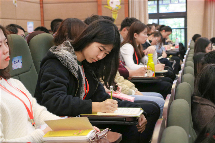 20171125 各校学生代表认真记录讲座内容 游慧娴摄 (1).jpg