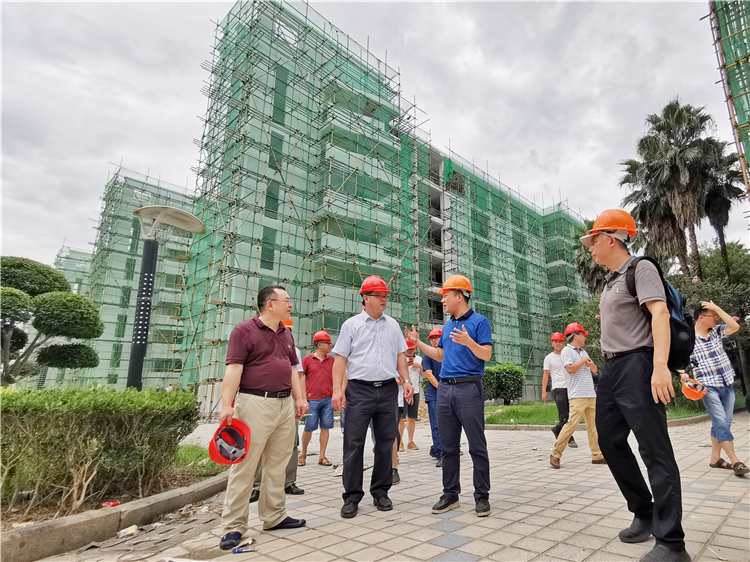 1-02-201908 领导巡查榕苑学生公寓修整工地 林响摄.jpg