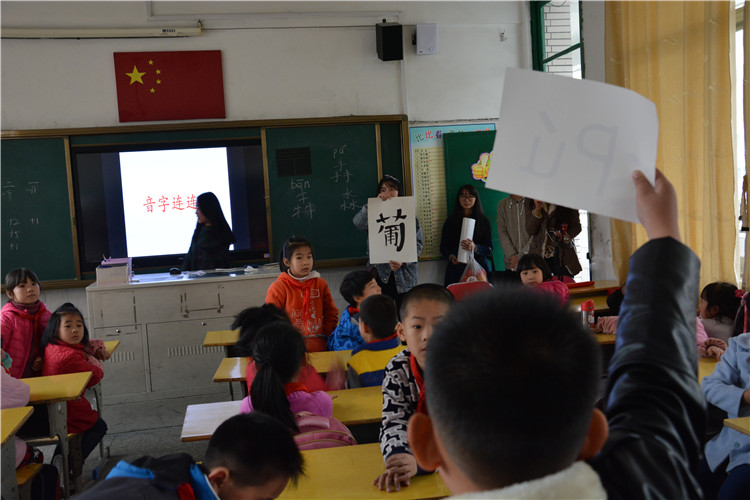 20160331协和学院学子走进屏西小学 引导小学生感受国学经典4.jpg