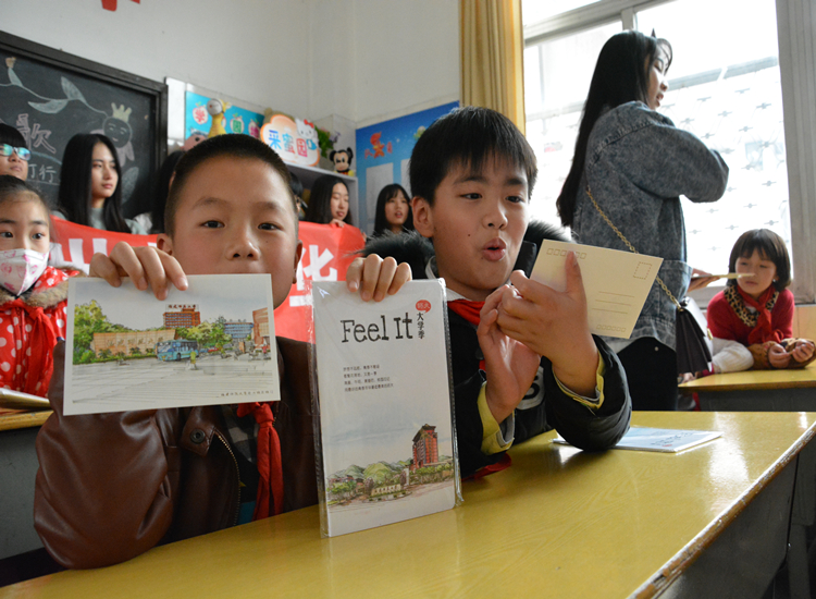20160331协和学院学子走进屏西小学 引导小学生感受国学经典.jpg