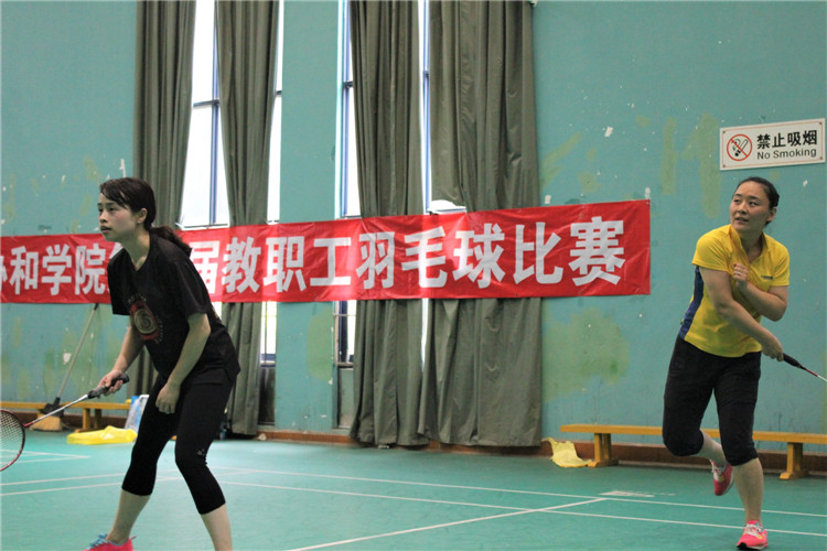 20170513我院第三届教职工羽毛球比赛 文产系代表队力夺桂冠 李 菲【外语系与经法系女双的参赛人员挥汗赛场】.jpg