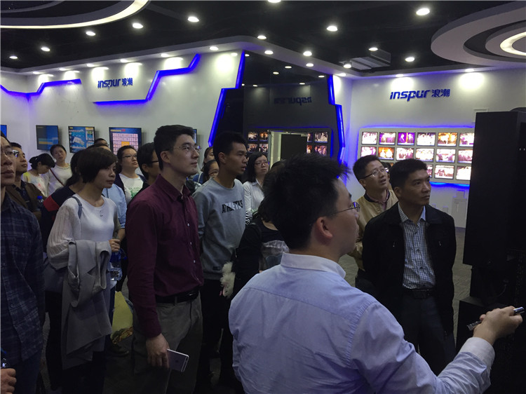 浪潮集团工作人员向交流团队介绍自主研发的服务器.jpg