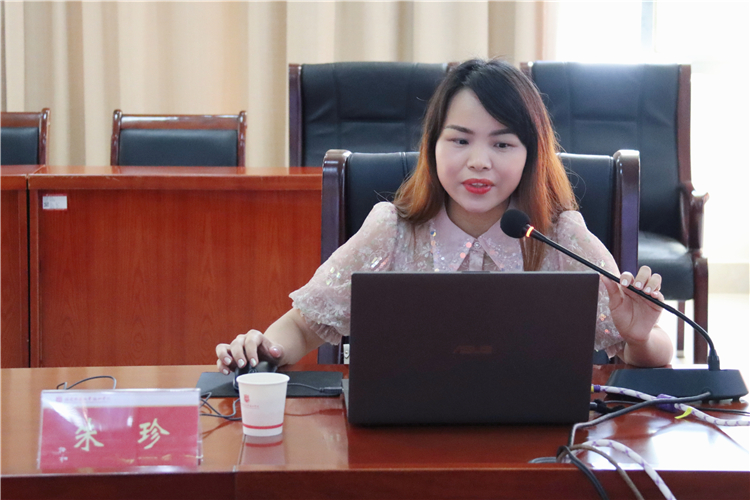 朱珍老师讲话.jpg