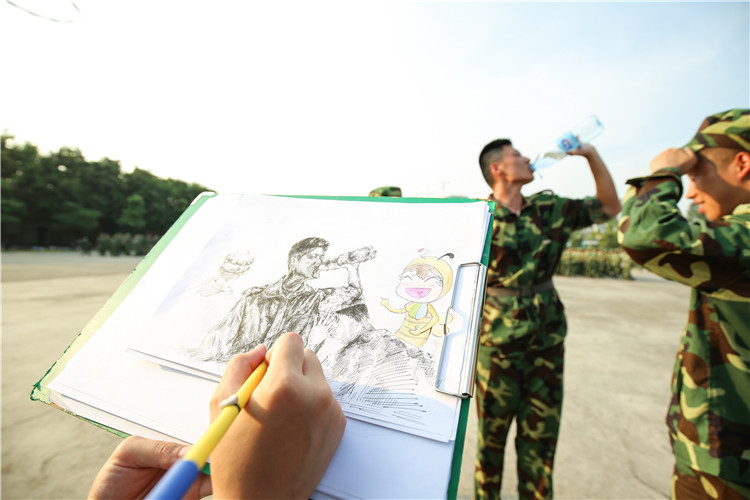 20180926 学长学姐带你一起看军训 刘晓敏摄 李缘绘) (3).JPG