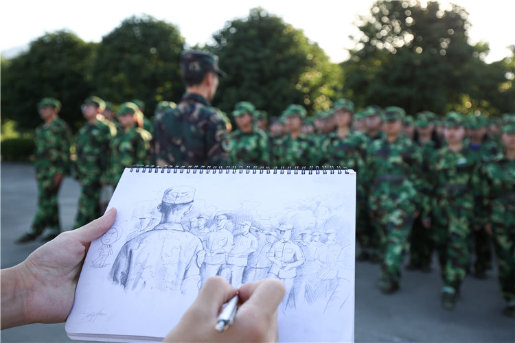 20180926 学长学姐带你一起看军训 刘晓敏摄 苏其凡绘) (1).JPG