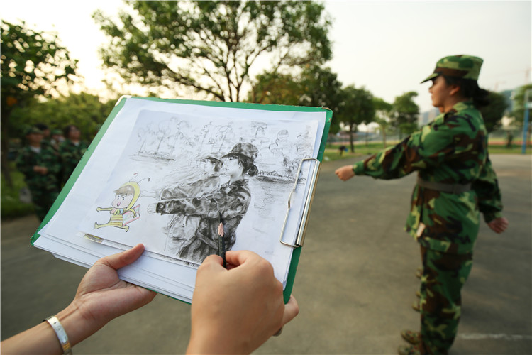 20180926 学长学姐带你一起看军训 刘晓敏摄 李缘绘) (8).JPG