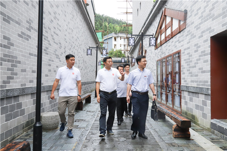 20190528 谢辉党委书记与我校领导在参观古街 苏曼雨摄.jpg