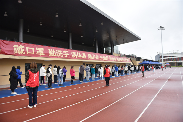 20220324守住校园“零疫情” 教师志愿者在行动 杨竞雯摄.jpg