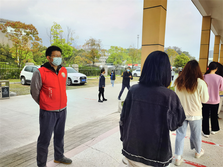20220324守住校园“零疫情” 教师志愿者在行动 林响摄.jpg