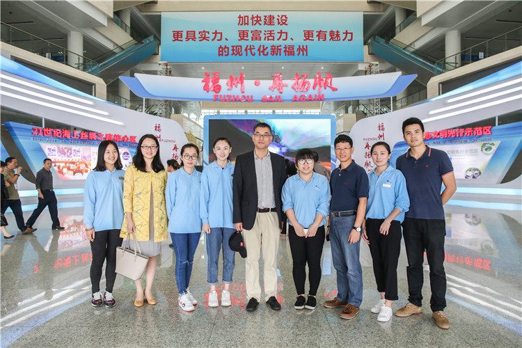 学院领导来到海交会现场探望志愿者们 朱高航.jpg