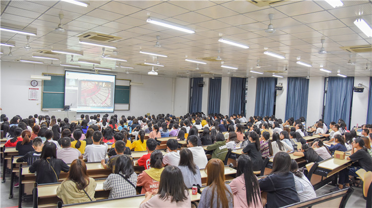 20181009 外语系新生在教室通过录播听张华荣院长作新生入学第一课讲话 陈贞元摄 (2).JPG
