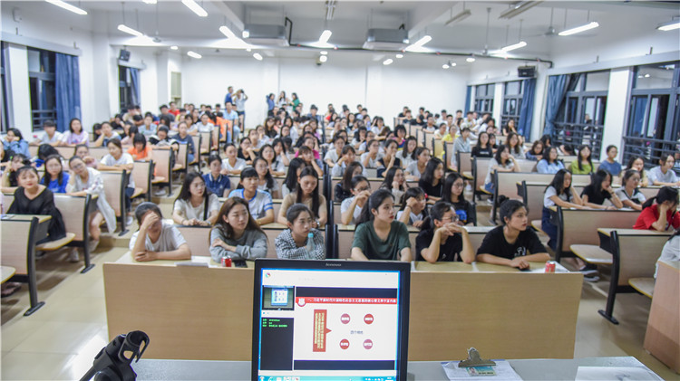 20181009 国际商学系新生在教室通过录播听张华荣院长作新生入学第一课讲话 林小毳摄 (2).JPG