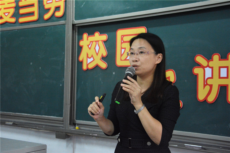 麦当劳工作人员黄燕平现场为同学们介绍麦当劳培训的新模式 蔡义源 蔡义源.JPG