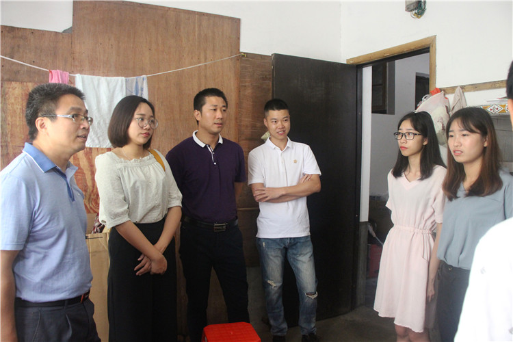 20180707 领导与学生家庭交谈 李佳仪 (3).jpg