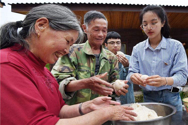 在建阳区黄坑镇,队员们走访当地一家特色农家乐,与村民一起制作芋头饺.jpg
