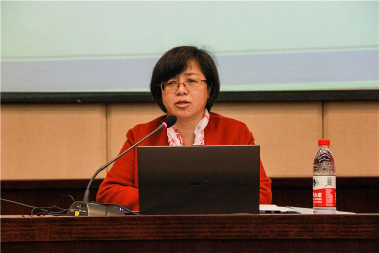 陈争平老师为文化产业系2019届毕业生们做就业指导 邱迎银 摄 (2).jpg