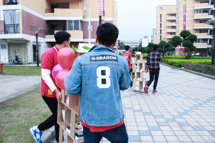 2015级工管第一团支部成员正在搬书黄慧钦 (13).JPG
