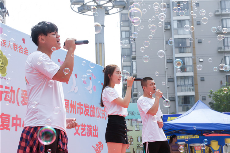 20160531协和学院志愿者带校园“萌宠”陪自闭症儿童过“六一”叶晓晖【志愿者为“星星的孩子”演唱歌曲《星星的妈妈》】.JPG