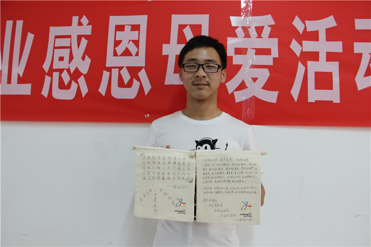 20160504我院文产学子手绘环保袋 书写感恩 林洁摄 (4).JPG