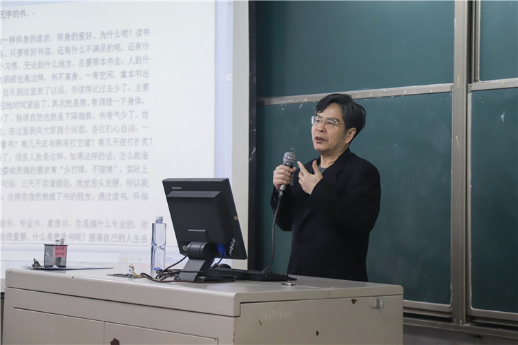 20181117 周冀骋教授在讲课中 苏曼雨摄.jpg