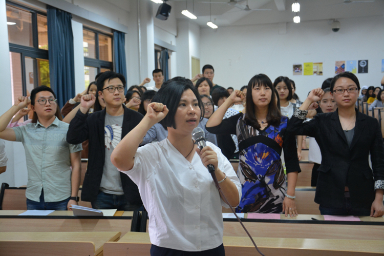 20160518外语系、国际教育学院举行“两学一做”学习教育动员大会暨“党员示范宿舍”挂牌仪式3_副本.jpg