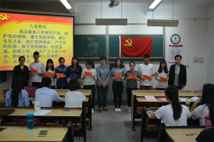 20160518外语系、国际教育学院举行“两学一做”学习教育动员大会暨“党员示范宿舍”挂牌仪式5.jpg