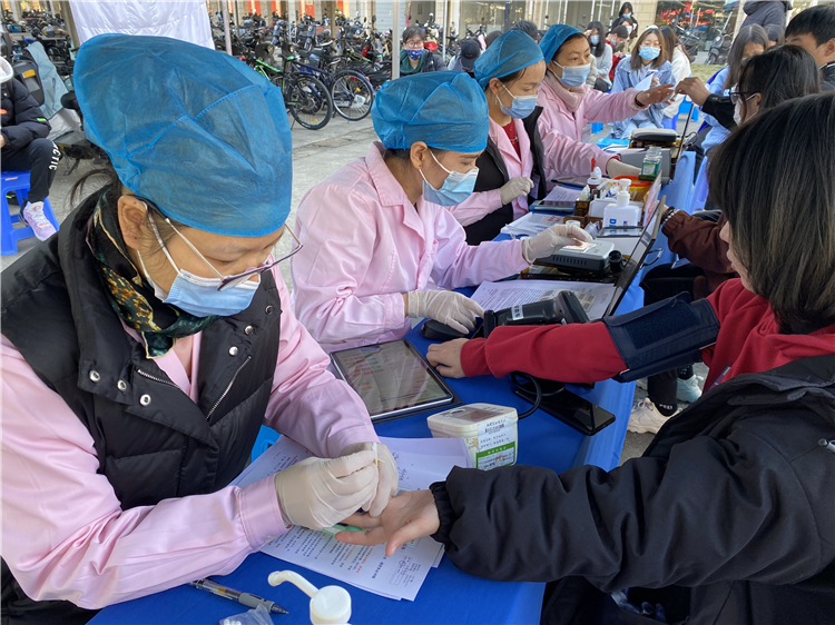 医护人员为师生检测采集血型.jpg