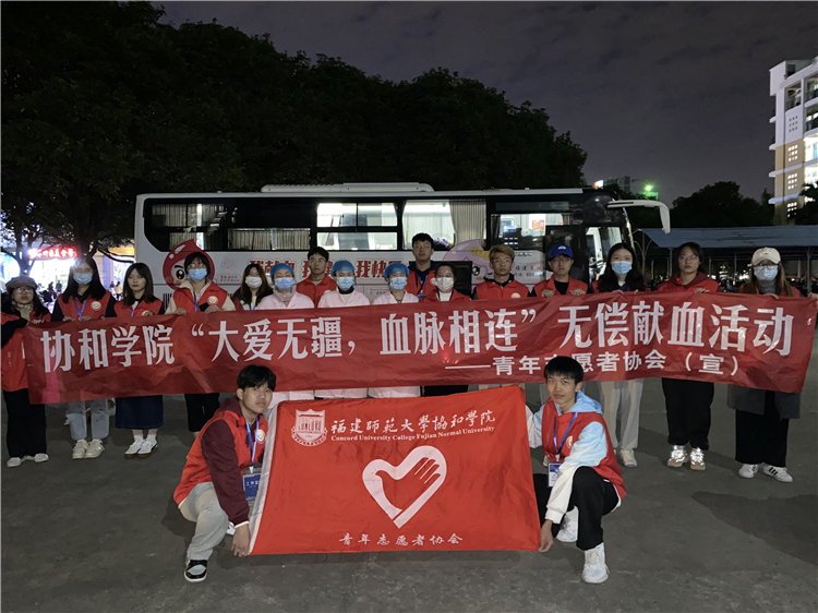 活动结束后,志愿者们与医护人员的合影.jpg