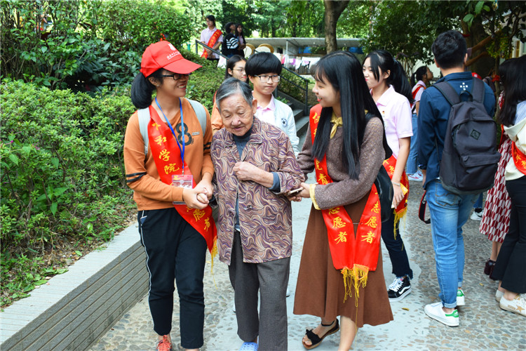 171021有说有笑地聊天着 林春霞.jpg