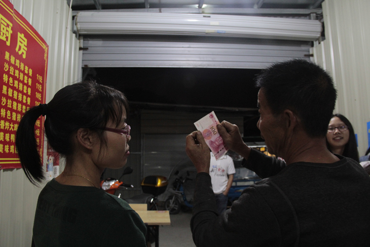“土豪金”钞票来袭,你能辩真假吗 (12)_副本.jpg