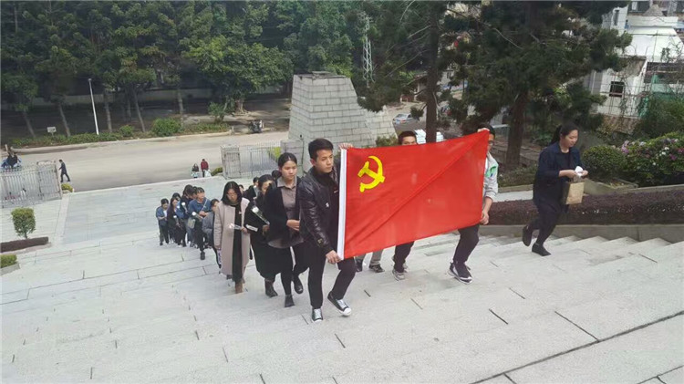 20170330信息技术系学子祭扫烈士墓 重温入党誓词 (1).jpg