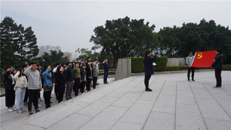20170330信息技术系学子祭扫烈士墓 重温入党誓词 (3).JPG