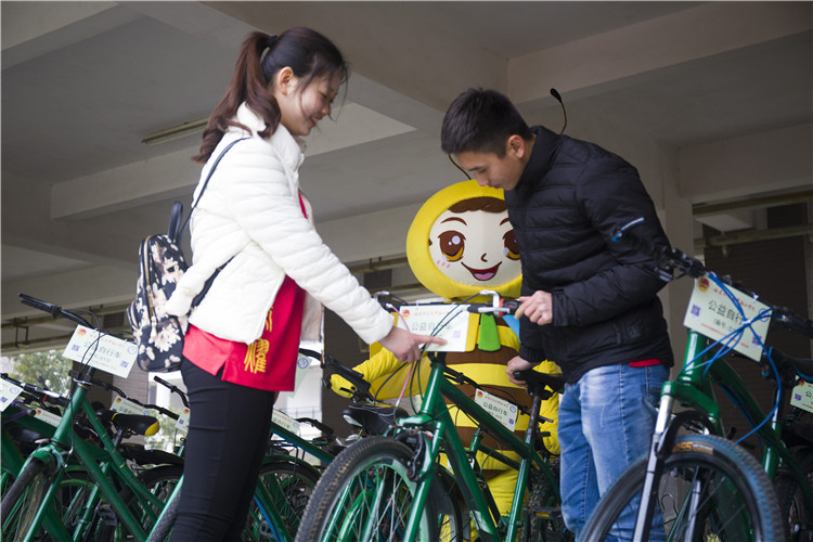 团支部成员引导学生借用公益自行车.jpg