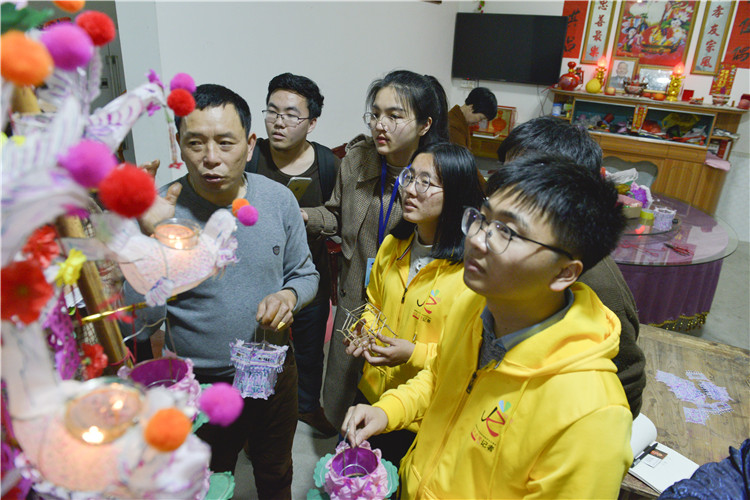 20180228福建高校学生记者采访客家年俗 图为学生记者了解芷溪花灯的制作工艺 林响 (4).JPG