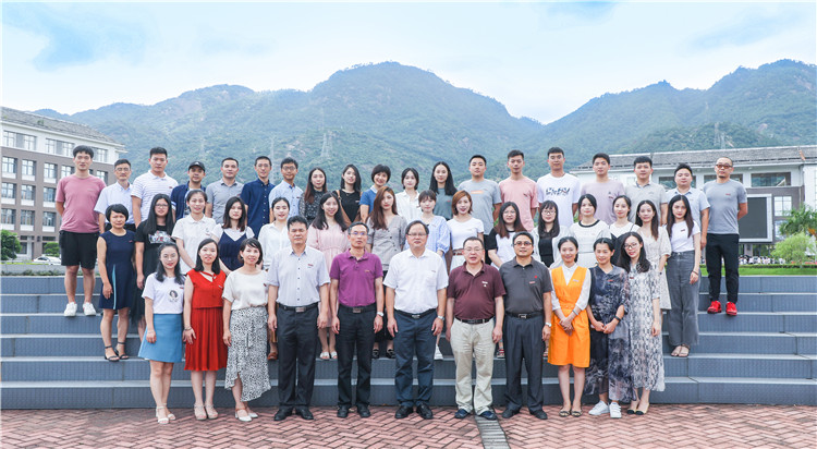 20190901 开云手机入口2019年新教职工合影留念.jpg