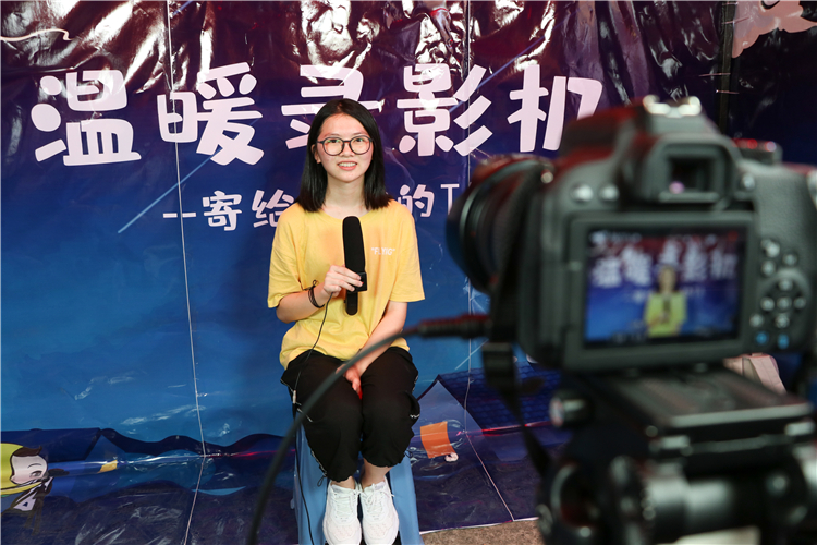 新生在迎新当天参加记者站温暖录音机活动 罗钰龙摄 (6).jpg