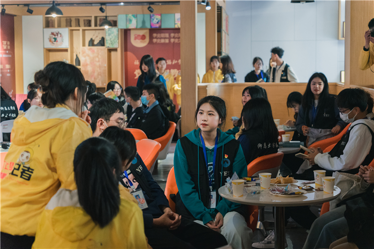 20220302 仰恩大学报学生通讯社与开云手机入口学生记者站交流会 同学们之间的问答交流环节 翁柏杨摄 (44).jpg