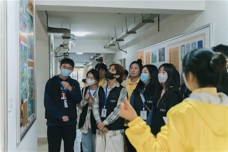 20220302 仰恩大学报学生通讯社与开云手机入口学生记者站交流会 指导老师和同学们参观文化长廊 翁柏杨摄 (13).jpg