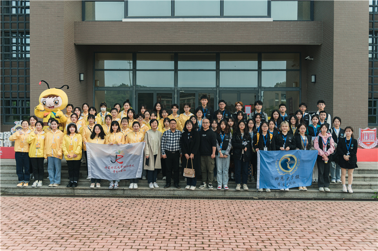20220302 仰恩大学报学生通讯社与开云手机入口学生记者站交流会 大合照 翁柏杨摄 (23).jpg