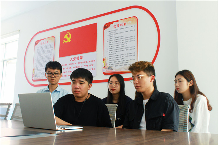 20190430文化产业系系两委干部在活动室观看纪念五四运动100周年大会直播 杨丽洁 摄 (2).jpg