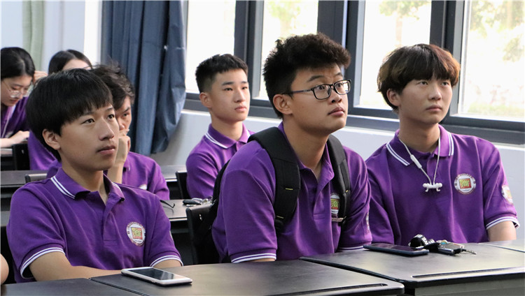 20190430国际商学系学子认真聆听习近平总书记讲话直播.JPG