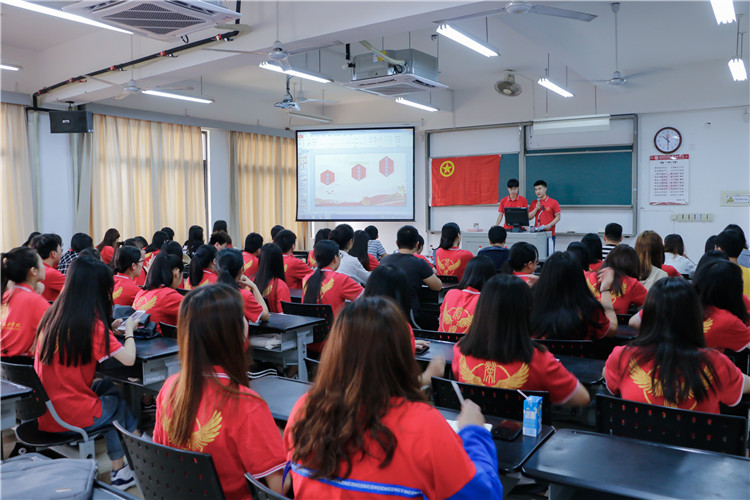 20190430 管理学系学子在观看纪念五四运动100周年大会后热议<span class=