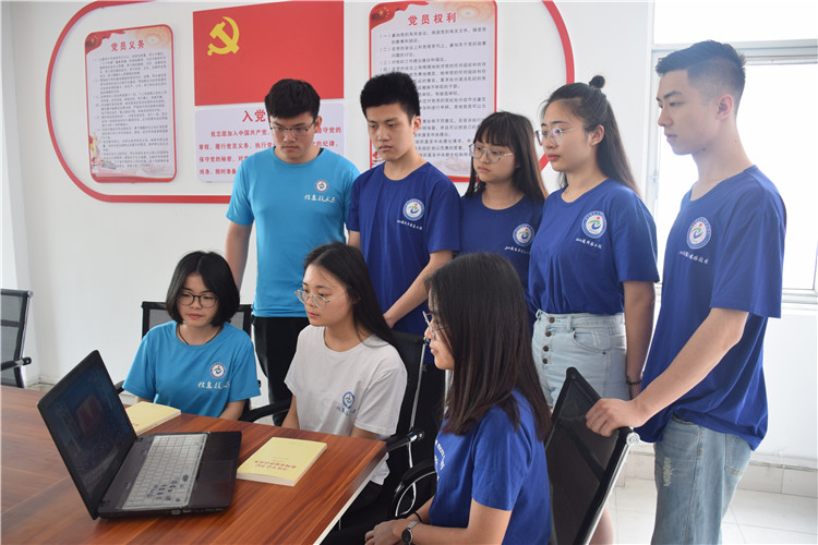 20190430信息技术系学子在党团活动室观看纪念五四一百周年直播 郑欣摄.JPG