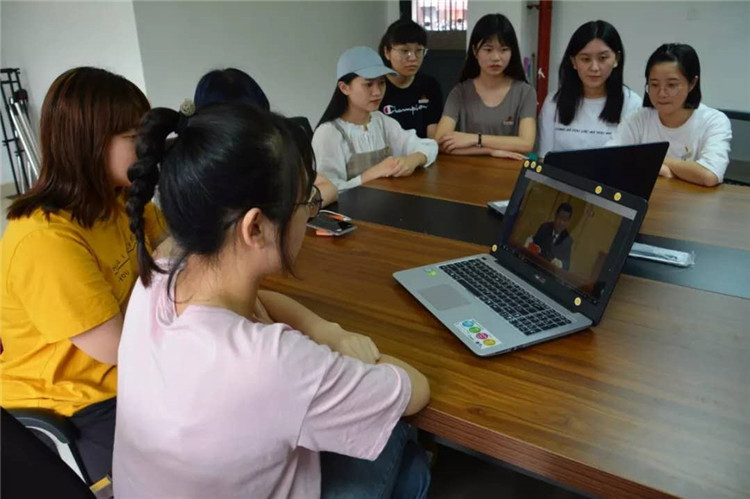 20190430外语系学子认真聆听习近平总书记讲话直播.jpg
