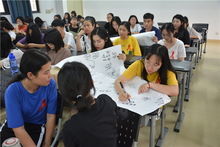 同学们一起做游戏.JPG