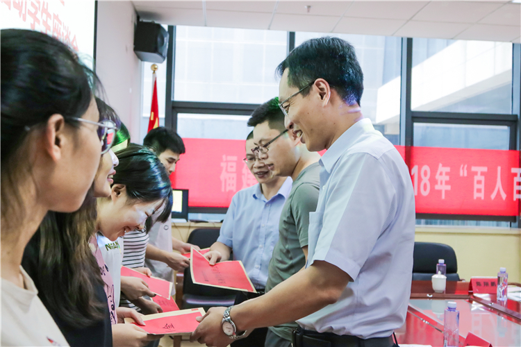 20180707 陈晓斌书记向困难学生发放助学金 林小毳摄 (2).jpg