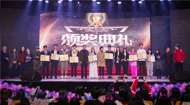 20181216 国商系晚会 风云学子颁奖 吴茹冰 (1).JPG