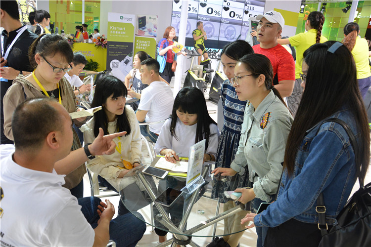 20160423国际商学系学子走进体博会 体验展位营销的“第二堂课” (5).JPG